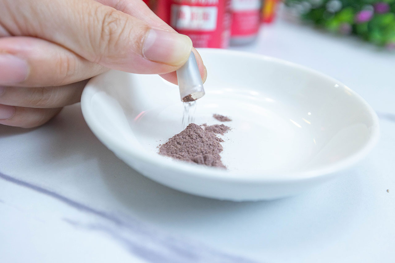 打開葡萄王鹿胎盤膠囊可發現其粉狀為淡紫色