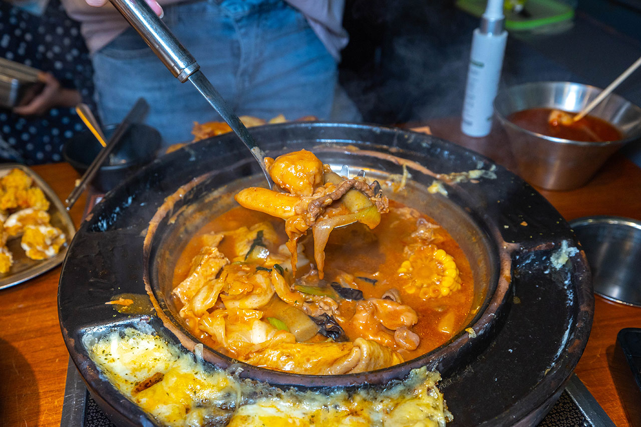 兩餐dookki-두끼韓國年糕火鍋吃到飽(中友店)