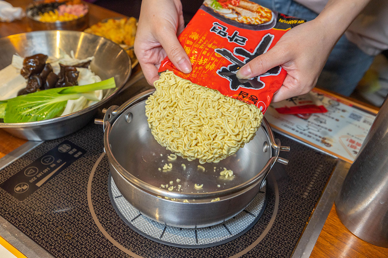 兩餐dookki-두끼韓國年糕火鍋吃到飽(中友店)