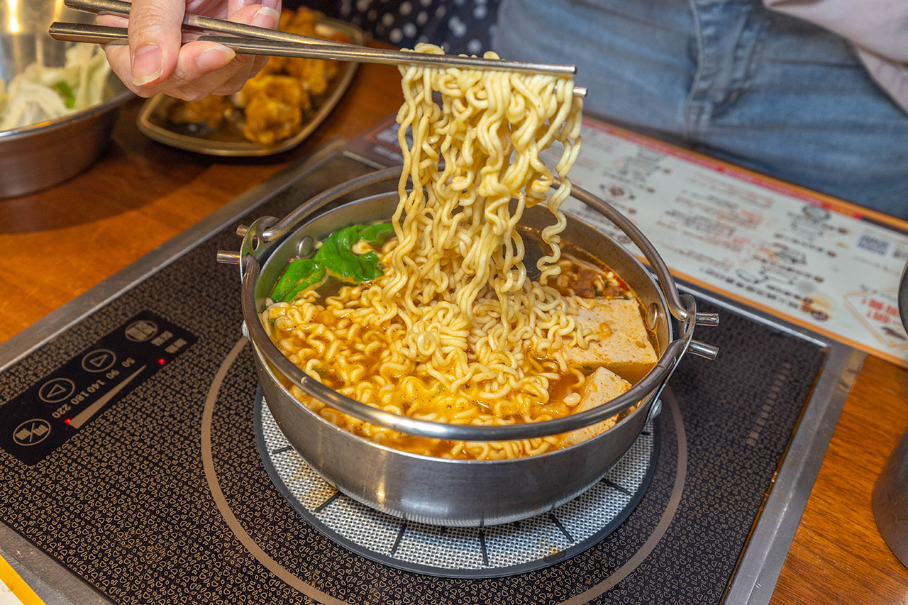 兩餐dookki-두끼韓國年糕火鍋吃到飽(中友店)