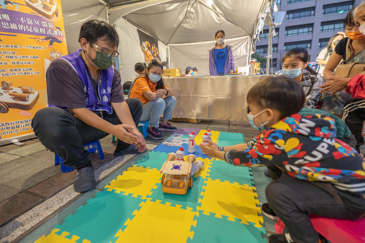 德妮嗨派對-冬雪森林動物捉迷藏