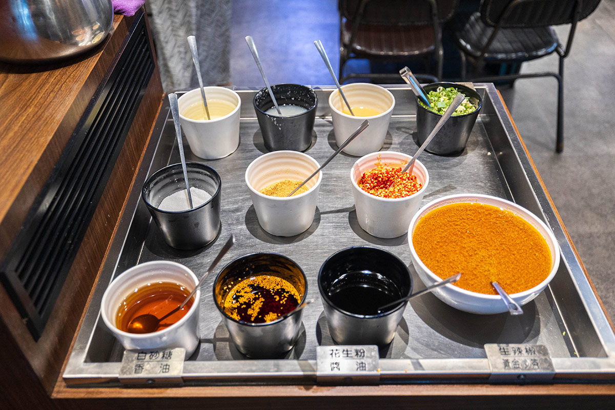 雅香石頭火鍋汐止店｜肉控必訪超大肉片！超狂爆炒鍋物上百種食材平價食材吃到爽，在地人激推的汐止火鍋神店，2025新北美食推薦