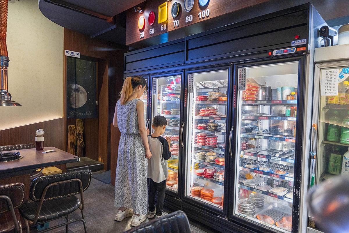 雅香石頭火鍋汐止店｜肉控必訪超大肉片！超狂爆炒鍋物上百種食材平價食材吃到爽，在地人激推的汐止火鍋神店，2025新北美食推薦