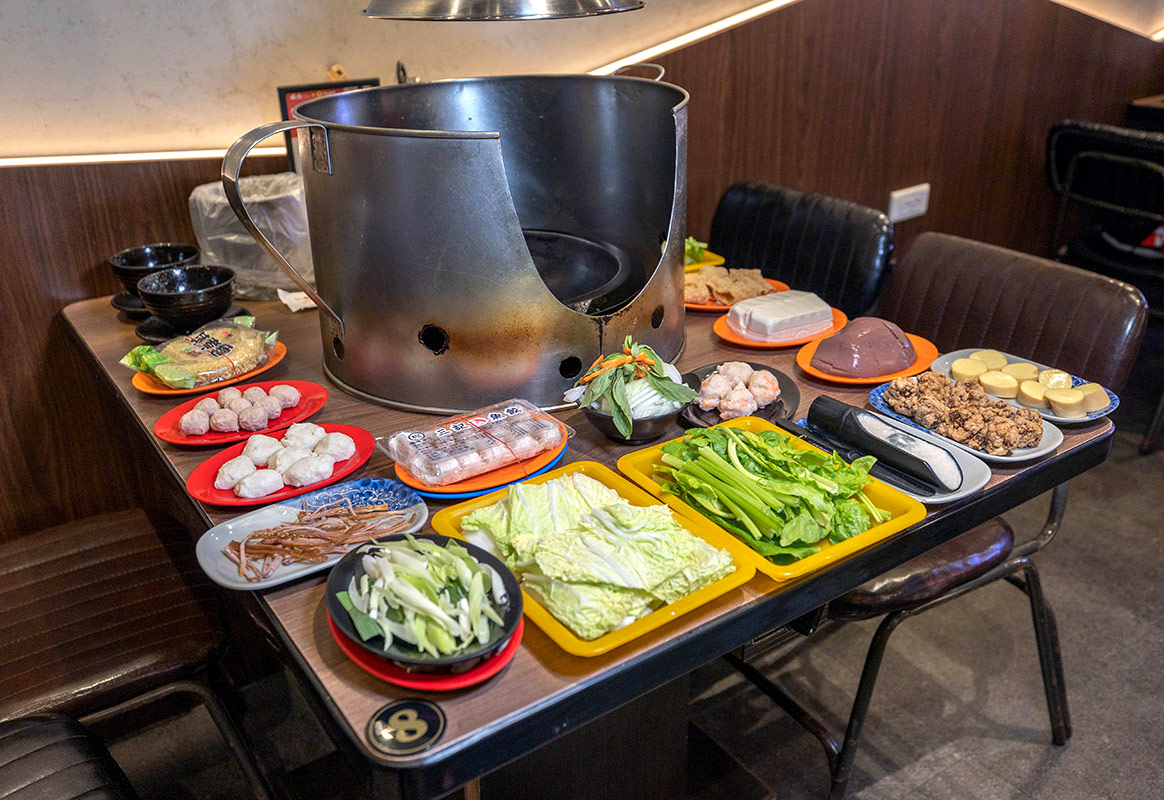 雅香石頭火鍋汐止店｜肉控必訪超大肉片！超狂爆炒鍋物上百種食材平價食材吃到爽，在地人激推的汐止火鍋神店，2025新北美食推薦