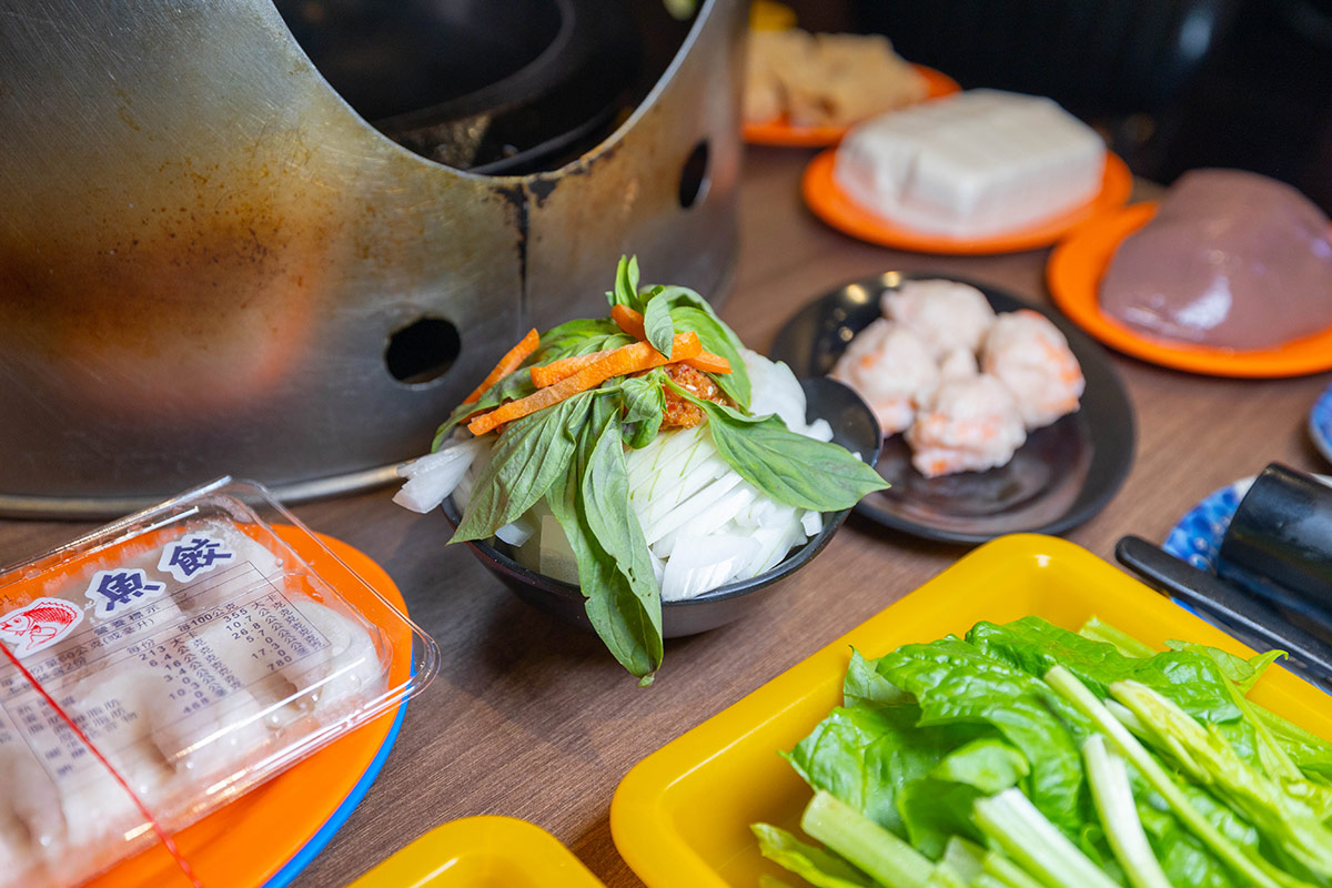 雅香石頭火鍋汐止店｜肉控必訪超大肉片！超狂爆炒鍋物上百種食材平價食材吃到爽，在地人激推的汐止火鍋神店，2025新北美食推薦