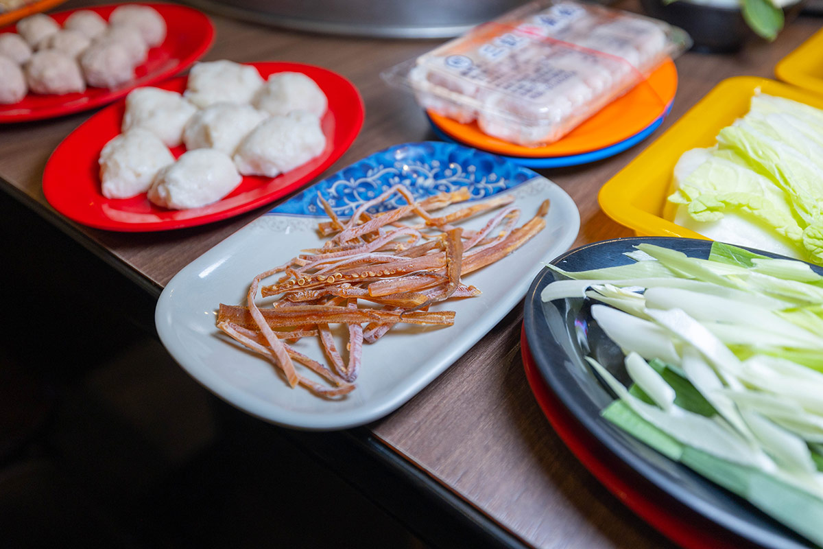 雅香石頭火鍋汐止店｜肉控必訪超大肉片！超狂爆炒鍋物上百種食材平價食材吃到爽，在地人激推的汐止火鍋神店，2025新北美食推薦