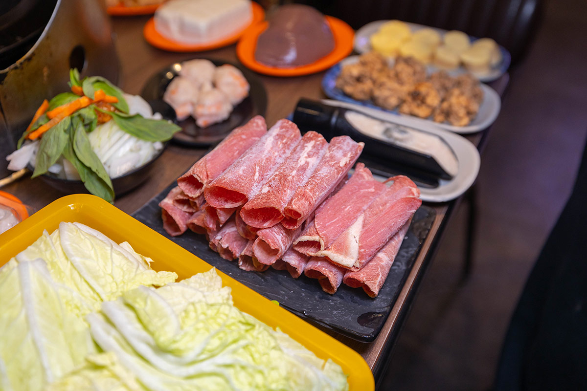 雅香石頭火鍋汐止店｜肉控必訪超大肉片！超狂爆炒鍋物上百種食材平價食材吃到爽，在地人激推的汐止火鍋神店，2025新北美食推薦