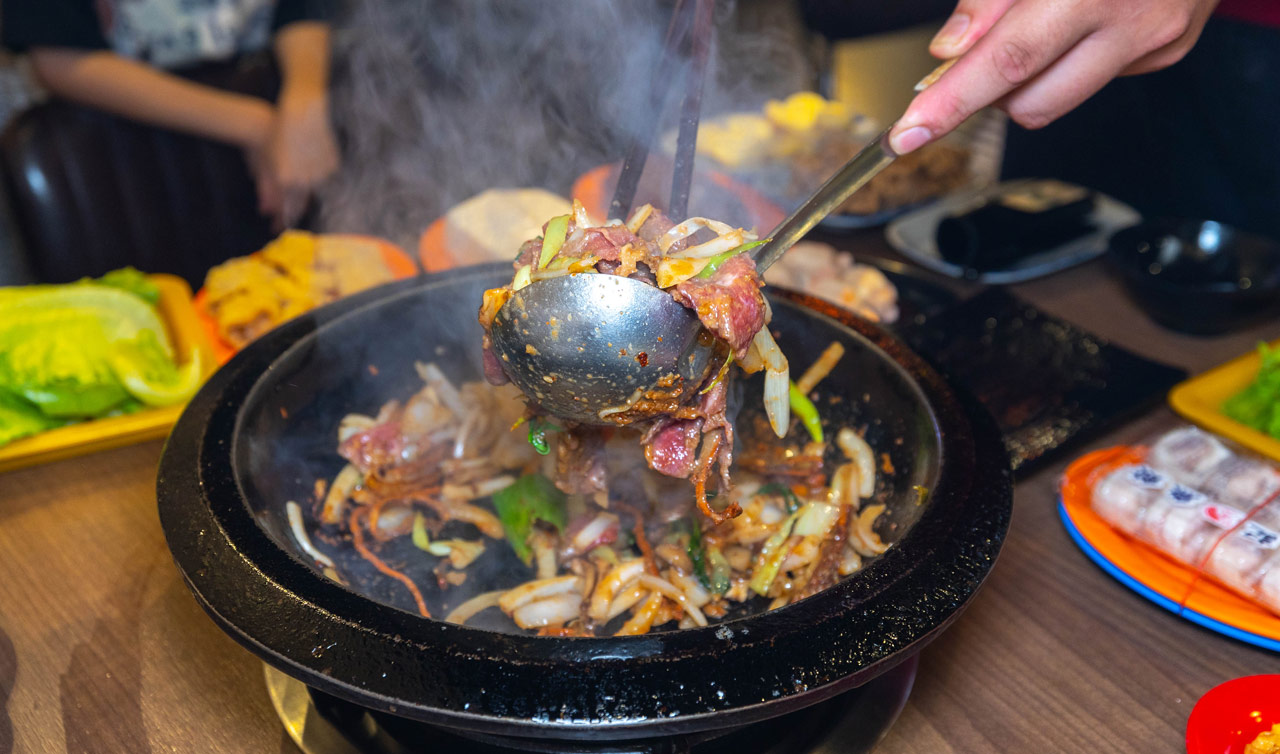 雅香石頭火鍋汐止店｜肉控必訪超大肉片！超狂爆炒鍋物上百種食材平價食材吃到爽，在地人激推的汐止火鍋神店，2025新北美食推薦