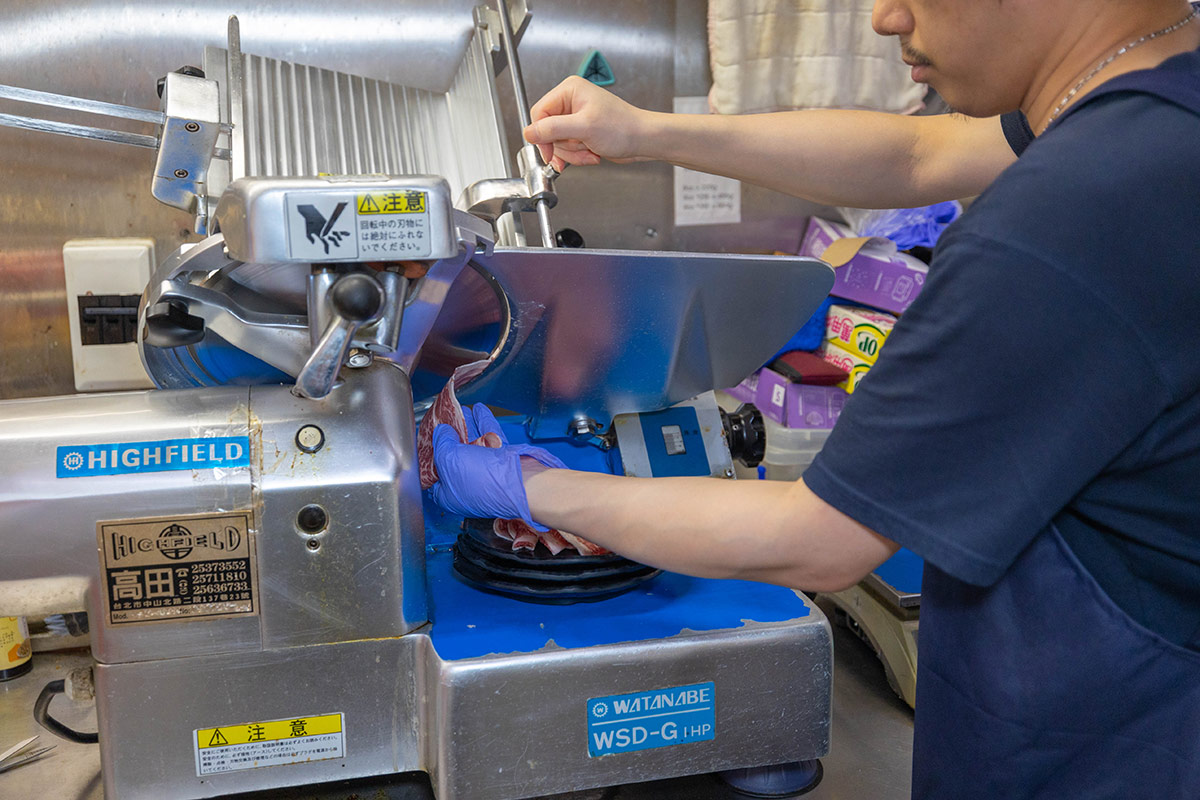 雅香石頭火鍋汐止店｜肉控必訪超大肉片！超狂爆炒鍋物上百種食材平價食材吃到爽，在地人激推的汐止火鍋神店，2025新北美食推薦