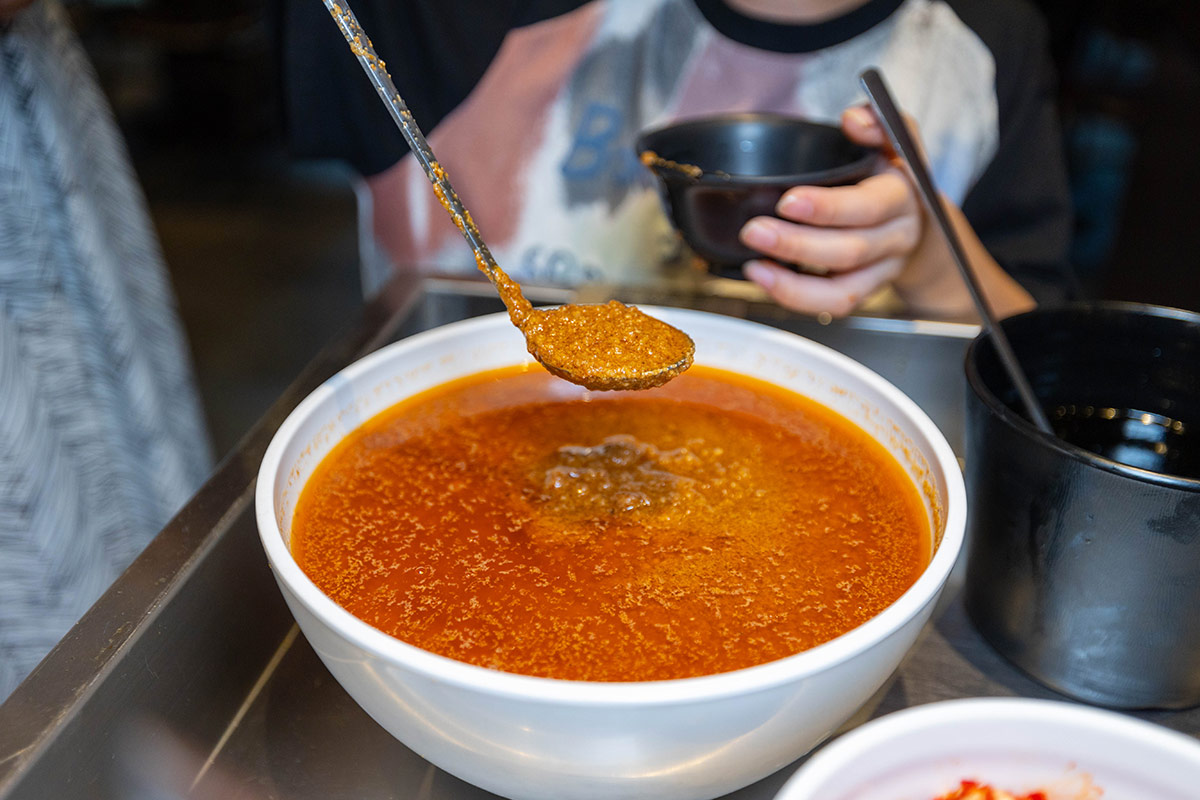 雅香石頭火鍋汐止店｜肉控必訪超大肉片！超狂爆炒鍋物上百種食材平價食材吃到爽，在地人激推的汐止火鍋神店，2025新北美食推薦