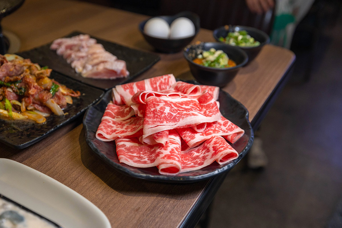 雅香石頭火鍋汐止店｜肉控必訪超大肉片！超狂爆炒鍋物上百種食材平價食材吃到爽，在地人激推的汐止火鍋神店，2025新北美食推薦