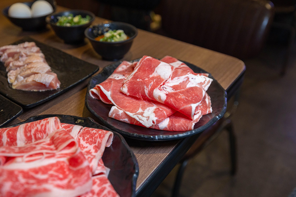 雅香石頭火鍋汐止店｜肉控必訪超大肉片！超狂爆炒鍋物上百種食材平價食材吃到爽，在地人激推的汐止火鍋神店，2025新北美食推薦