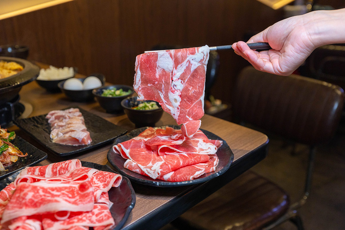 雅香石頭火鍋汐止店｜肉控必訪超大肉片！超狂爆炒鍋物上百種食材平價食材吃到爽，在地人激推的汐止火鍋神店，2025新北美食推薦