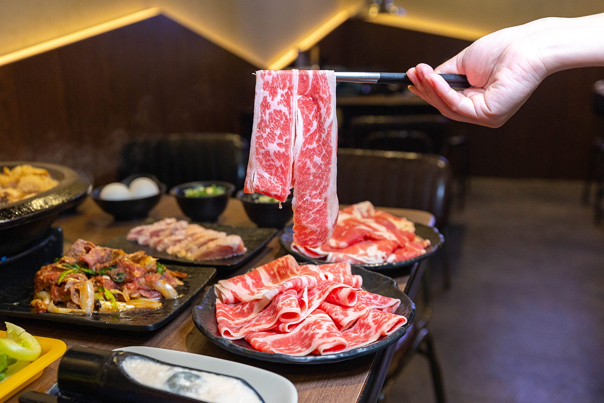 雅香石頭火鍋汐止店｜肉控必訪超大肉片！超狂爆炒鍋物上百種食材平價食材吃到爽，在地人激推的汐止火鍋神店，2025新北美食推薦