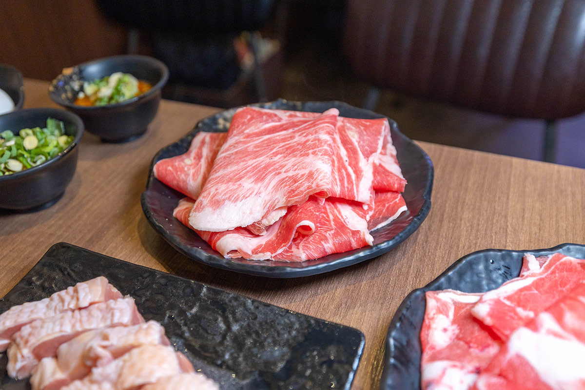 雅香石頭火鍋汐止店｜肉控必訪超大肉片！超狂爆炒鍋物上百種食材平價食材吃到爽，在地人激推的汐止火鍋神店，2025新北美食推薦