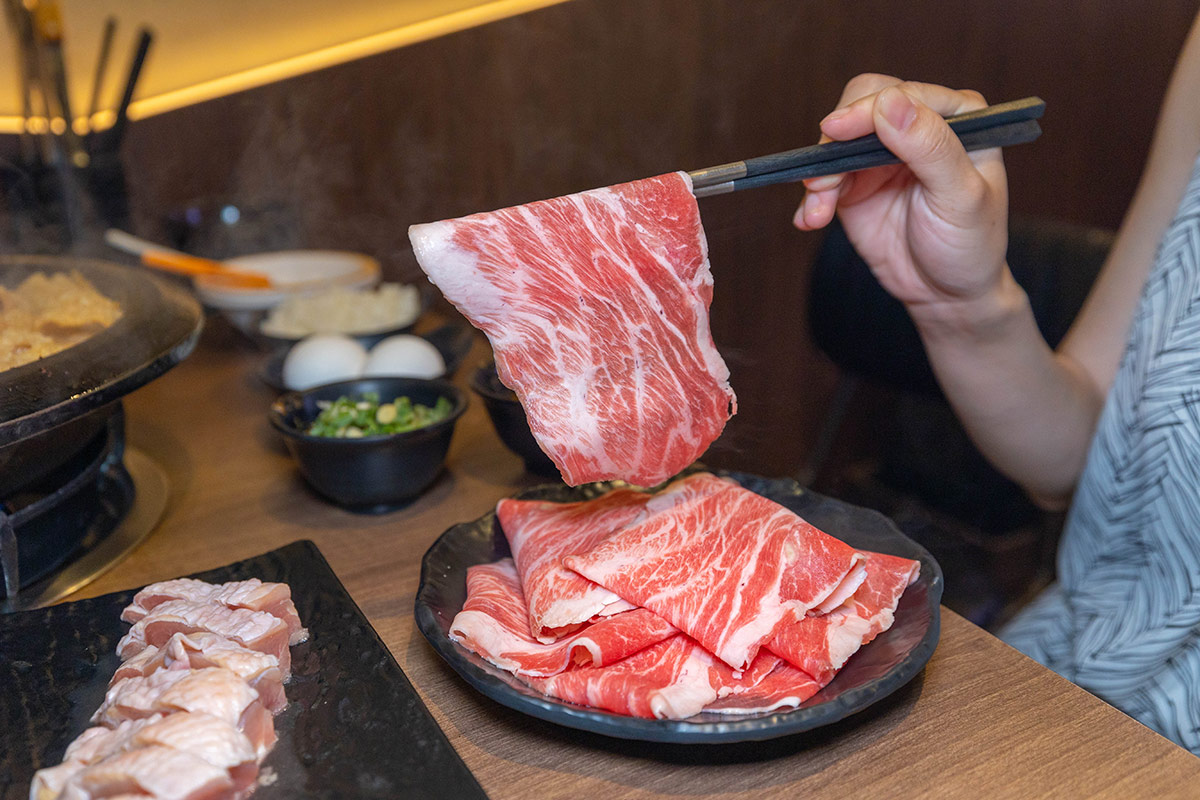 雅香石頭火鍋汐止店｜肉控必訪超大肉片！超狂爆炒鍋物上百種食材平價食材吃到爽，在地人激推的汐止火鍋神店，2025新北美食推薦