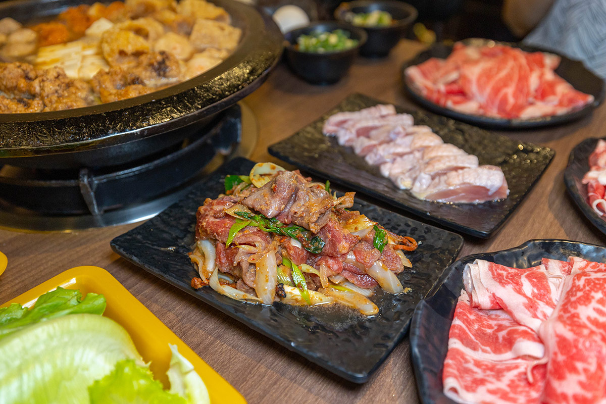 雅香石頭火鍋汐止店｜肉控必訪超大肉片！超狂爆炒鍋物上百種食材平價食材吃到爽，在地人激推的汐止火鍋神店，2025新北美食推薦