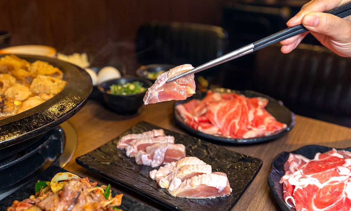 雅香石頭火鍋汐止店｜肉控必訪超大肉片！超狂爆炒鍋物上百種食材平價食材吃到爽，在地人激推的汐止火鍋神店，2025新北美食推薦