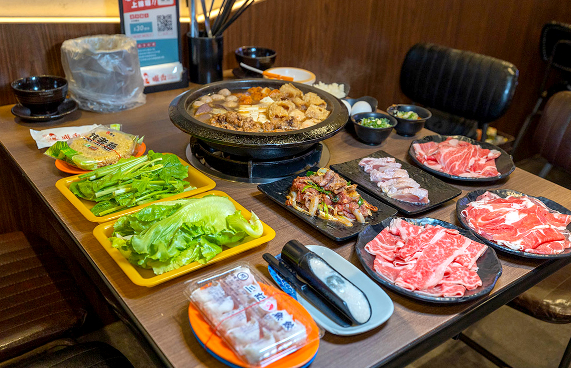 雅香石頭火鍋汐止店｜肉控必訪超大肉片！超狂爆炒鍋物上百種食材平價食材吃到爽，在地人激推的汐止火鍋神店，2025新北美食推薦