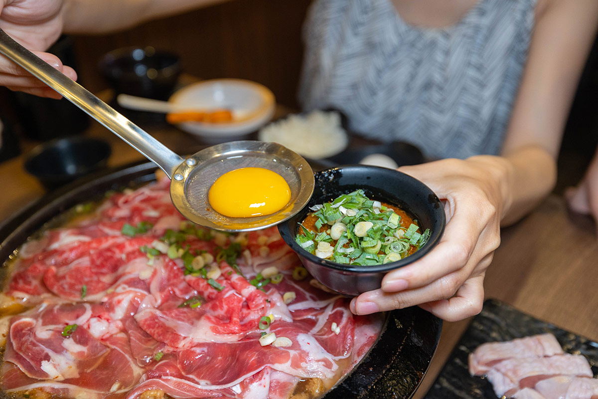 雅香石頭火鍋汐止店｜肉控必訪超大肉片！超狂爆炒鍋物上百種食材平價食材吃到爽，在地人激推的汐止火鍋神店，2025新北美食推薦