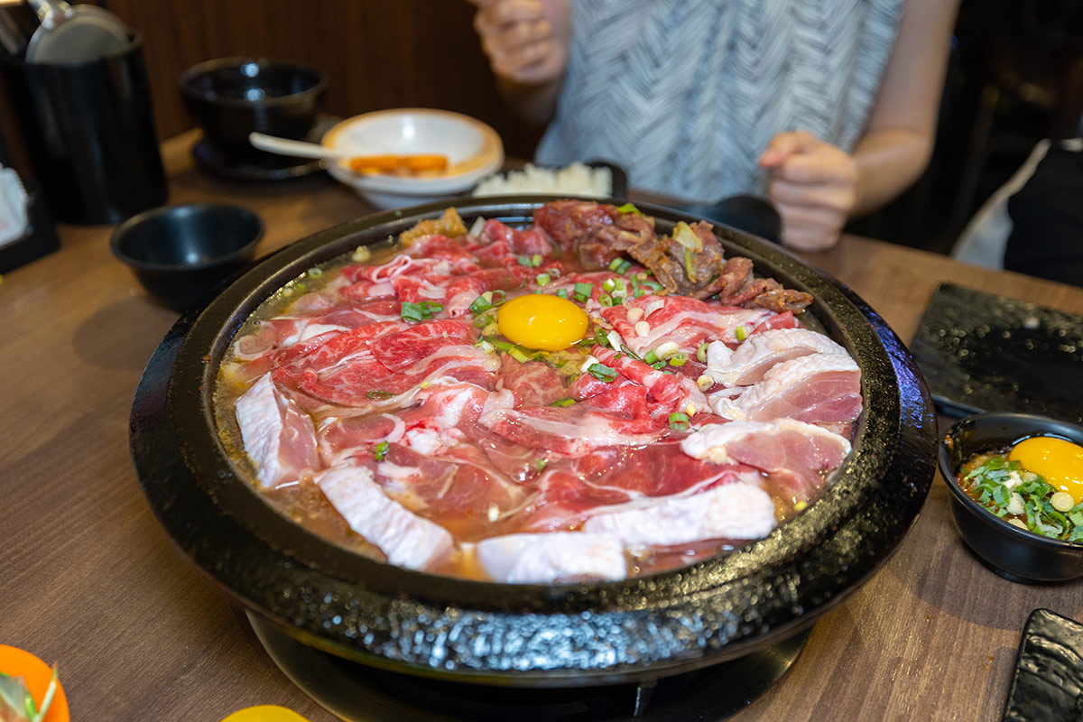 雅香石頭火鍋汐止店｜肉控必訪超大肉片！超狂爆炒鍋物上百種食材平價食材吃到爽，在地人激推的汐止火鍋神店，2025新北美食推薦