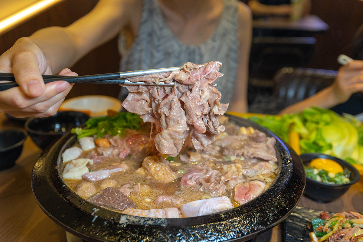 雅香石頭火鍋汐止店｜肉控必訪超大肉片！超狂爆炒鍋物上百種食材平價食材吃到爽，在地人激推的汐止火鍋神店，2025新北美食推薦