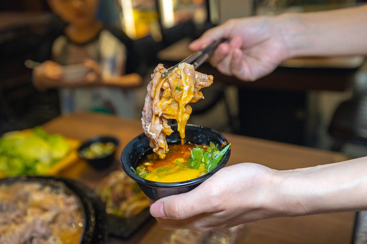 雅香石頭火鍋汐止店｜肉控必訪超大肉片！超狂爆炒鍋物上百種食材平價食材吃到爽，在地人激推的汐止火鍋神店，2025新北美食推薦