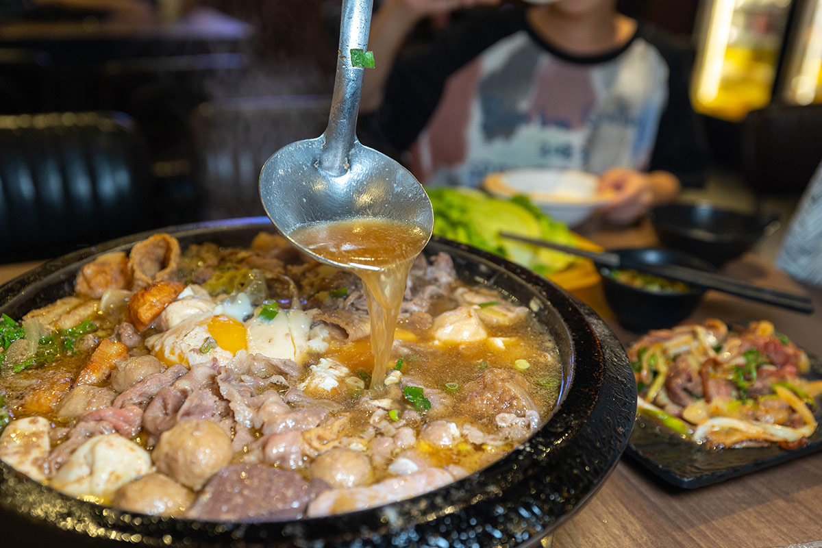 雅香石頭火鍋汐止店｜肉控必訪超大肉片！超狂爆炒鍋物上百種食材平價食材吃到爽，在地人激推的汐止火鍋神店，2025新北美食推薦