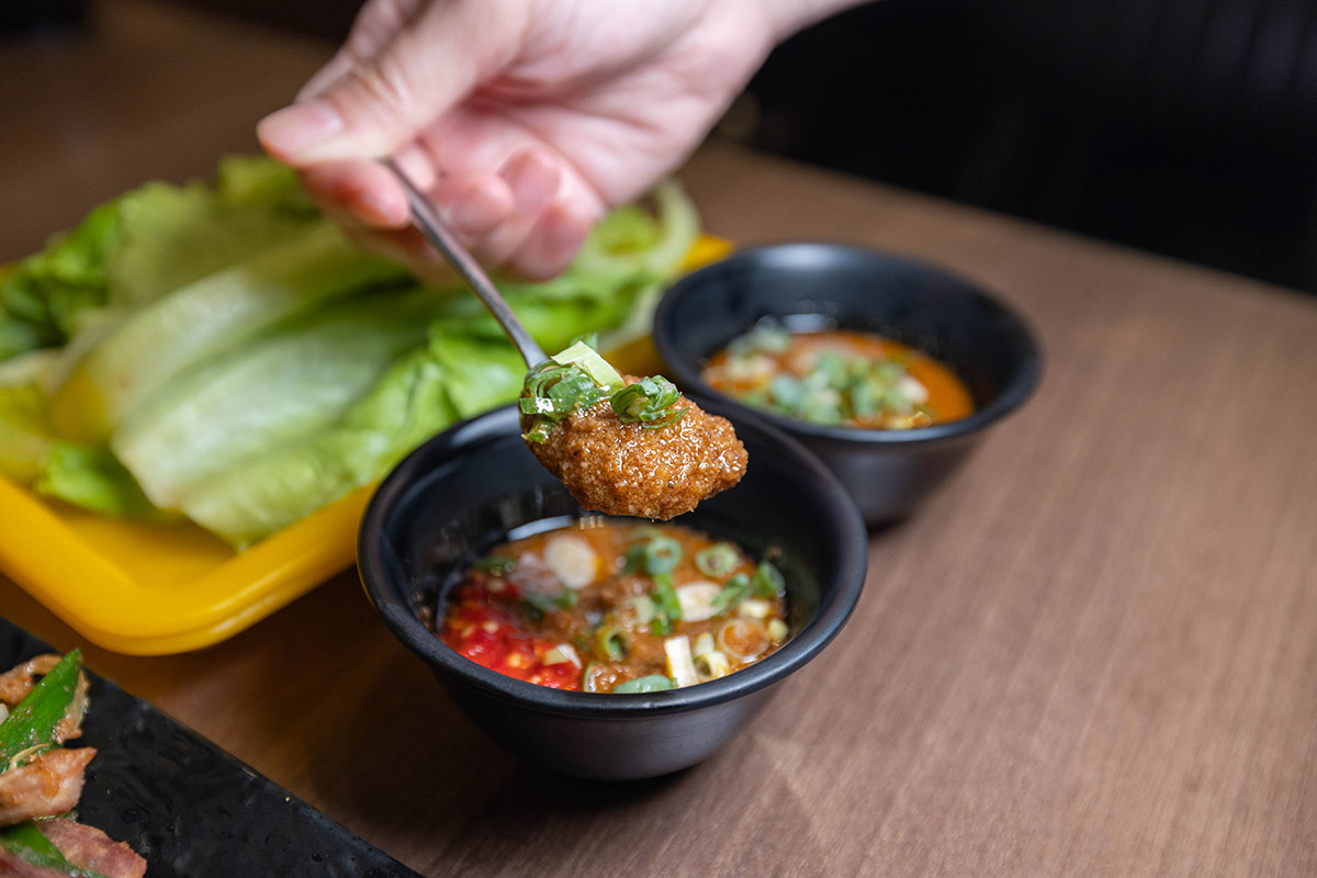 雅香石頭火鍋汐止店｜肉控必訪超大肉片！超狂爆炒鍋物上百種食材平價食材吃到爽，在地人激推的汐止火鍋神店，2025新北美食推薦