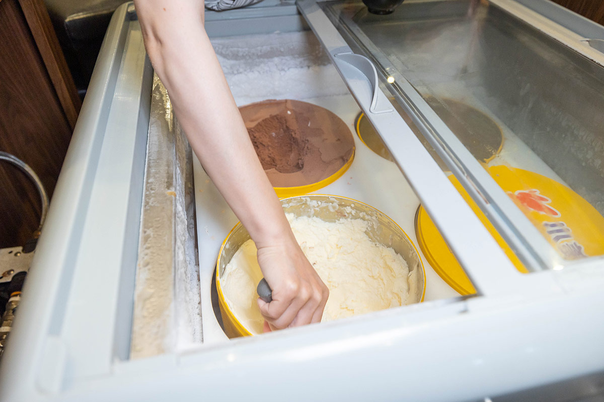 雅香石頭火鍋汐止店｜肉控必訪超大肉片！超狂爆炒鍋物上百種食材平價食材吃到爽，在地人激推的汐止火鍋神店，2025新北美食推薦