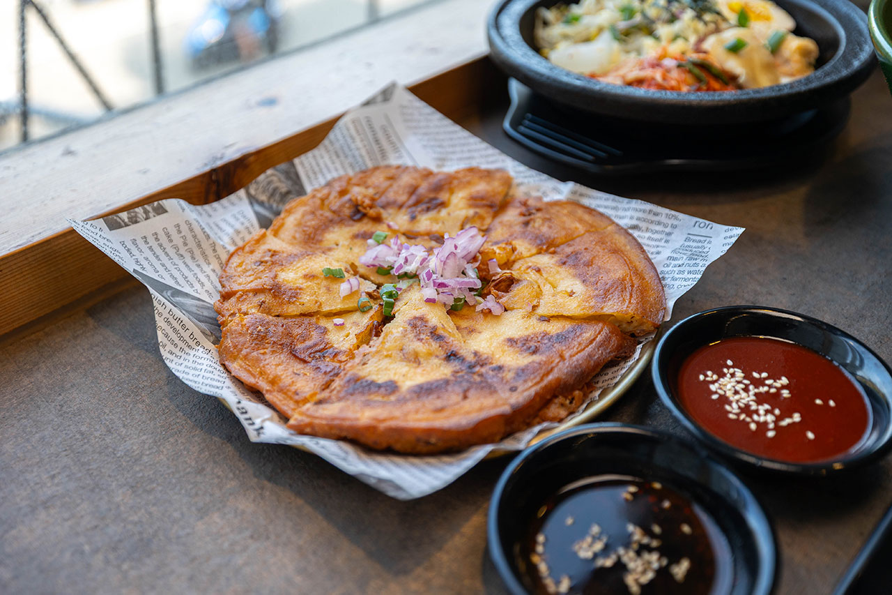 阿里郎食堂｜台中竟然有這間韓式麵店，比臉大牛小排加麵免費再送小菜！最新台中中科博館美食推薦，2025台中西區美食推薦