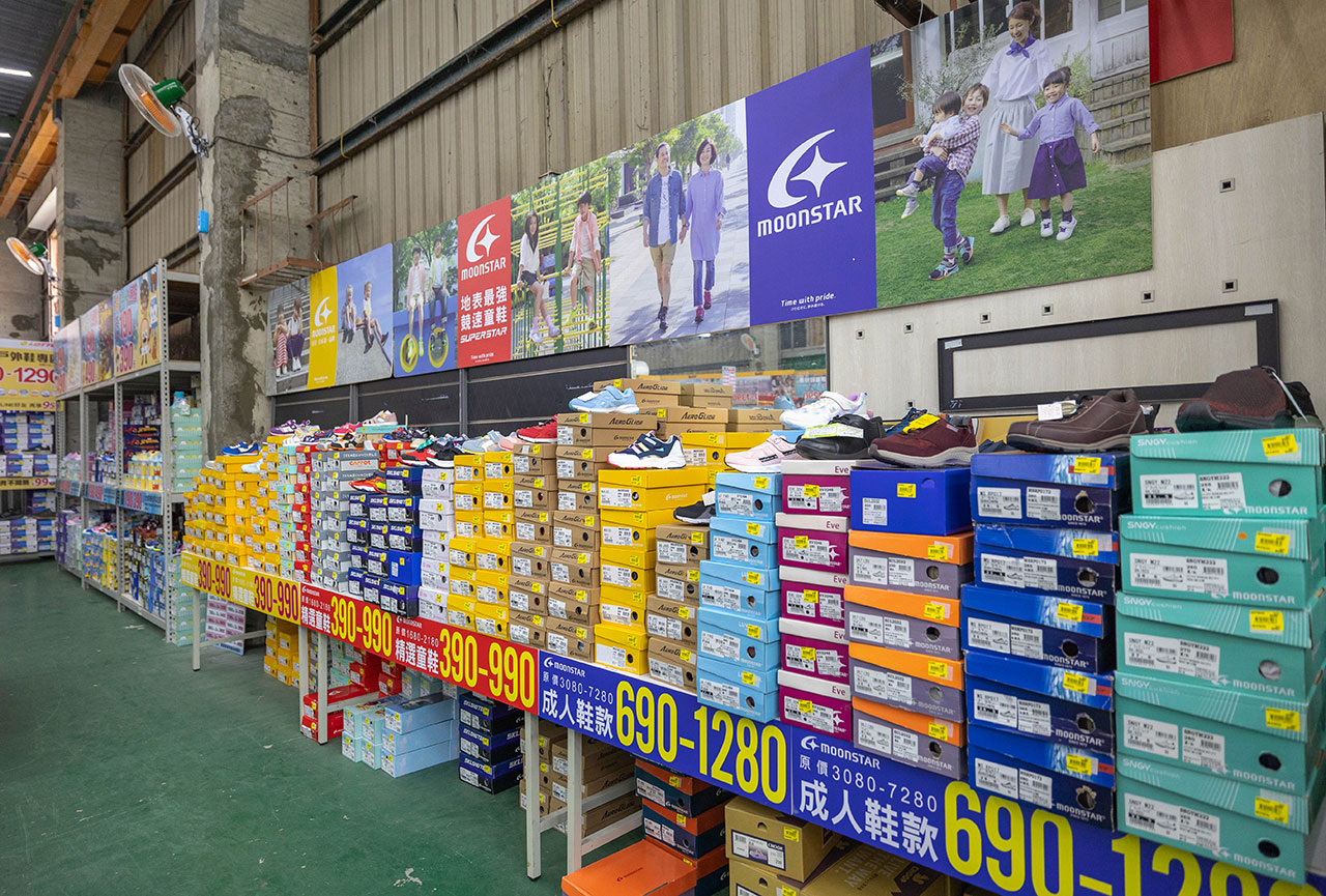 美力運動世界台中中清特賣會報到！全館下殺1折起童鞋、運動鞋、工作鞋都超便宜，前30名早鳥再享7折，還有超多買一送一活動！大雅鞋子特賣會來啦～