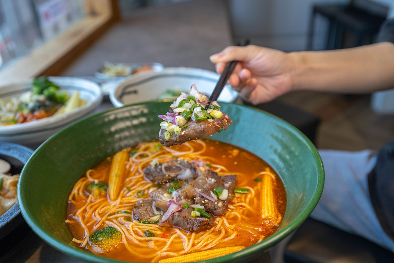 阿里郎食堂｜台中竟然有這間韓式麵店，比臉大牛小排加麵免費再送小菜！最新台中中科博館美食推薦，2025台中西區美食推薦