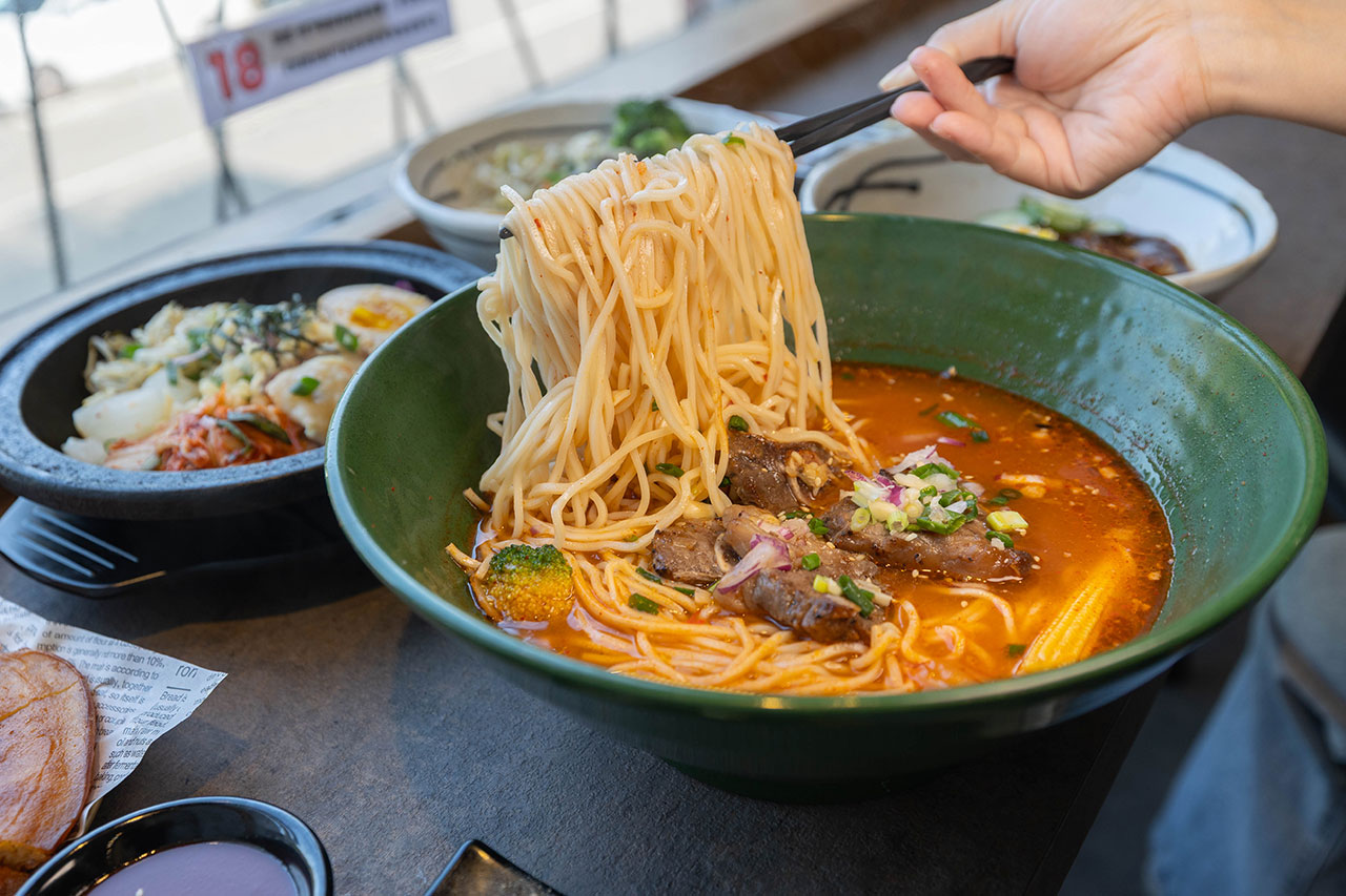 阿里郎食堂｜台中竟然有這間韓式麵店，比臉大牛小排加麵免費再送小菜！最新台中中科博館美食推薦，2025台中西區美食推薦
