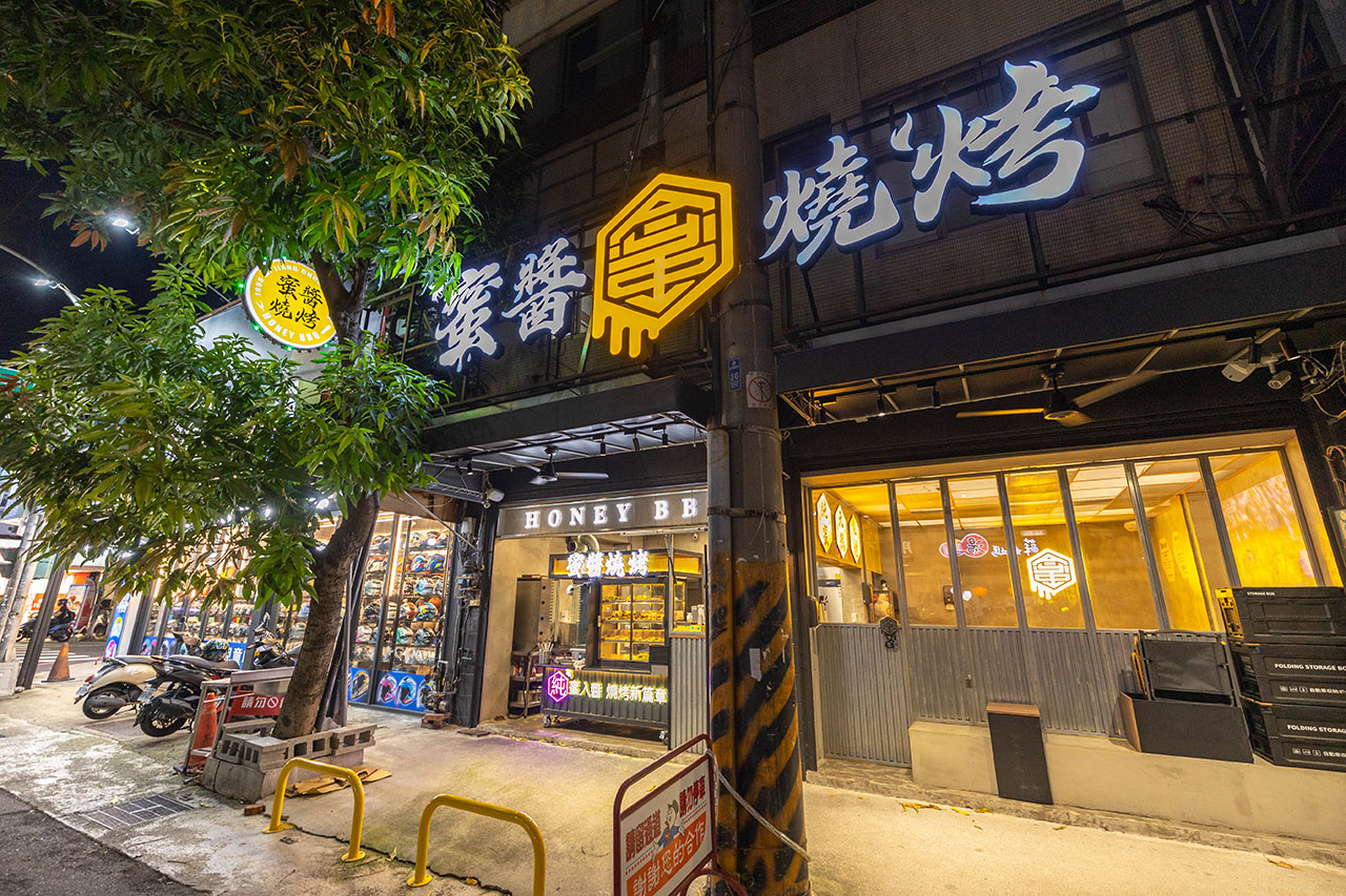 最新台中逢甲美食推薦！蜜醬燒烤｜號稱全台最便宜3公升啤酒柱，獨家百花蜜燒烤醬汁一吃上癮，巨大電視牆台中聚餐美食，台中宵夜美食推薦，2025逢甲居酒屋推薦