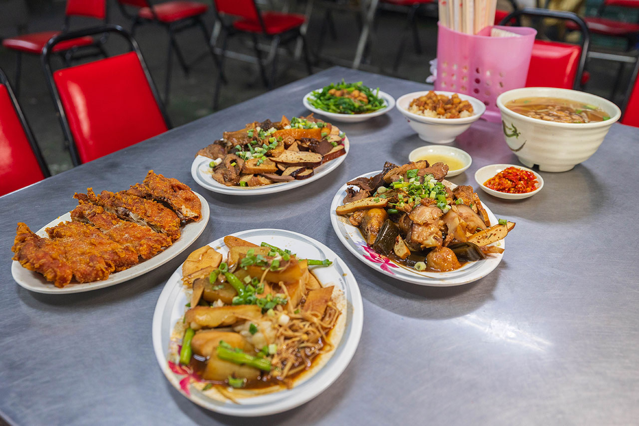 幸福麵館｜超便宜嘉義美食推薦，激推必吃秘醬滷味、特製麵條、比臉大雞排，2025嘉義人氣小吃推薦，太保宵夜美食推薦
