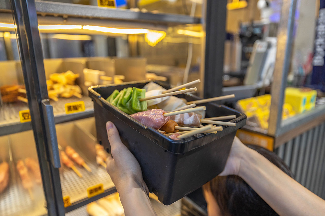 最新台中逢甲美食推薦！蜜醬燒烤｜號稱全台最便宜3公升啤酒柱，獨家百花蜜燒烤醬汁一吃上癮，巨大電視牆台中聚餐美食，台中宵夜美食推薦，2025逢甲居酒屋推薦