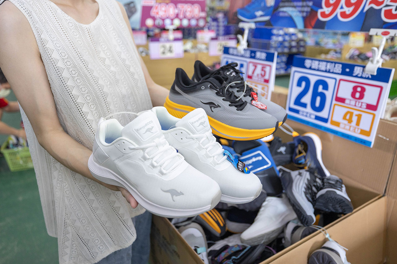 美力運動世界台中中清特賣會報到！全館下殺1折起童鞋、運動鞋、工作鞋都超便宜，前30名早鳥再享7折，還有超多買一送一活動！大雅鞋子特賣會來啦～