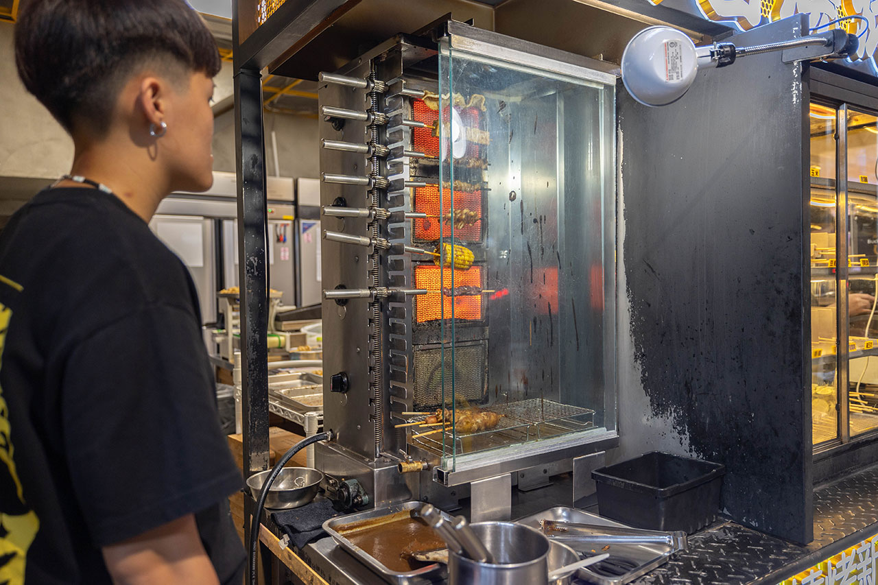 最新台中逢甲美食推薦！蜜醬燒烤｜號稱全台最便宜3公升啤酒柱，獨家百花蜜燒烤醬汁一吃上癮，巨大電視牆台中聚餐美食，台中宵夜美食推薦，2025逢甲居酒屋推薦