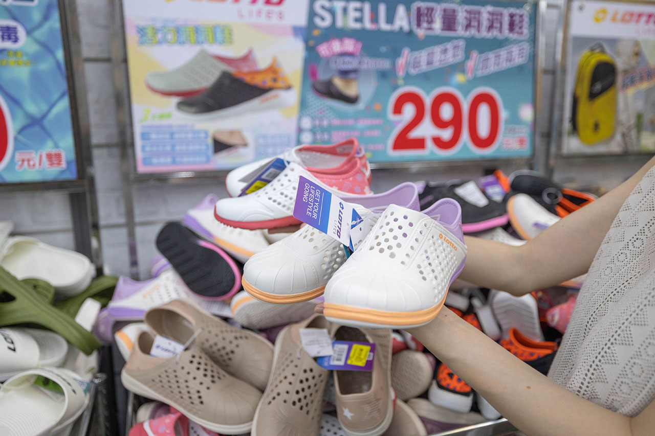 美力運動世界台中中清特賣會報到！全館下殺1折起童鞋、運動鞋、工作鞋都超便宜，前30名早鳥再享7折，還有超多買一送一活動！大雅鞋子特賣會來啦～