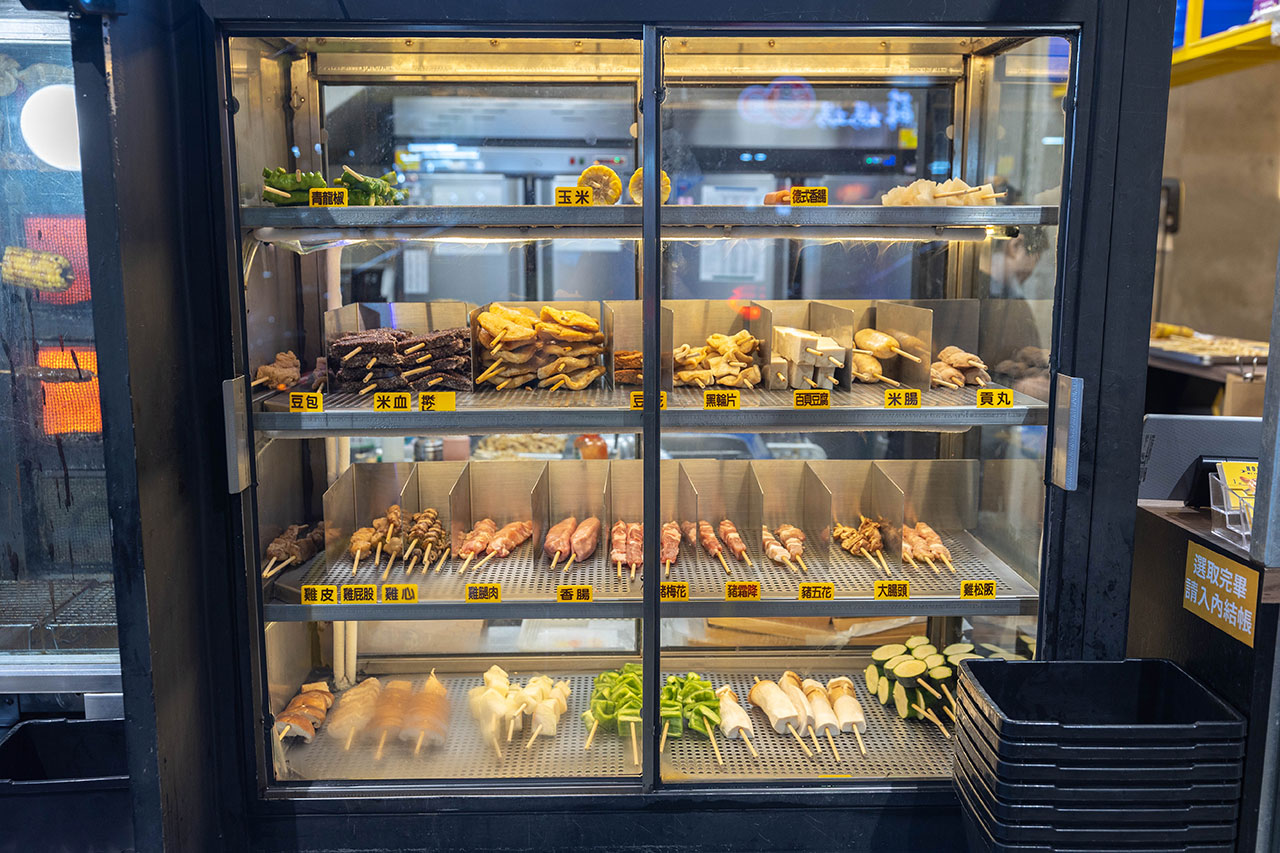 最新台中逢甲美食推薦！蜜醬燒烤｜號稱全台最便宜3公升啤酒柱，獨家百花蜜燒烤醬汁一吃上癮，巨大電視牆台中聚餐美食，台中宵夜美食推薦，2025逢甲居酒屋推薦