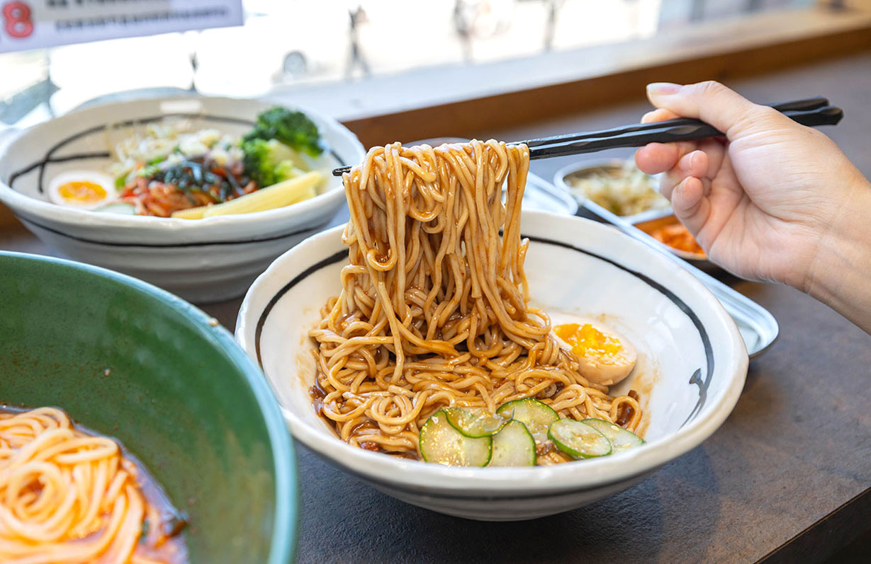 阿里郎食堂｜台中竟然有這間韓式麵店，比臉大牛小排加麵免費再送小菜！最新台中中科博館美食推薦，2025台中西區美食推薦
