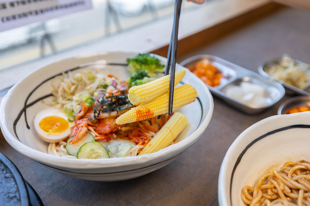 阿里郎食堂｜台中竟然有這間韓式麵店，比臉大牛小排加麵免費再送小菜！最新台中中科博館美食推薦，2025台中西區美食推薦