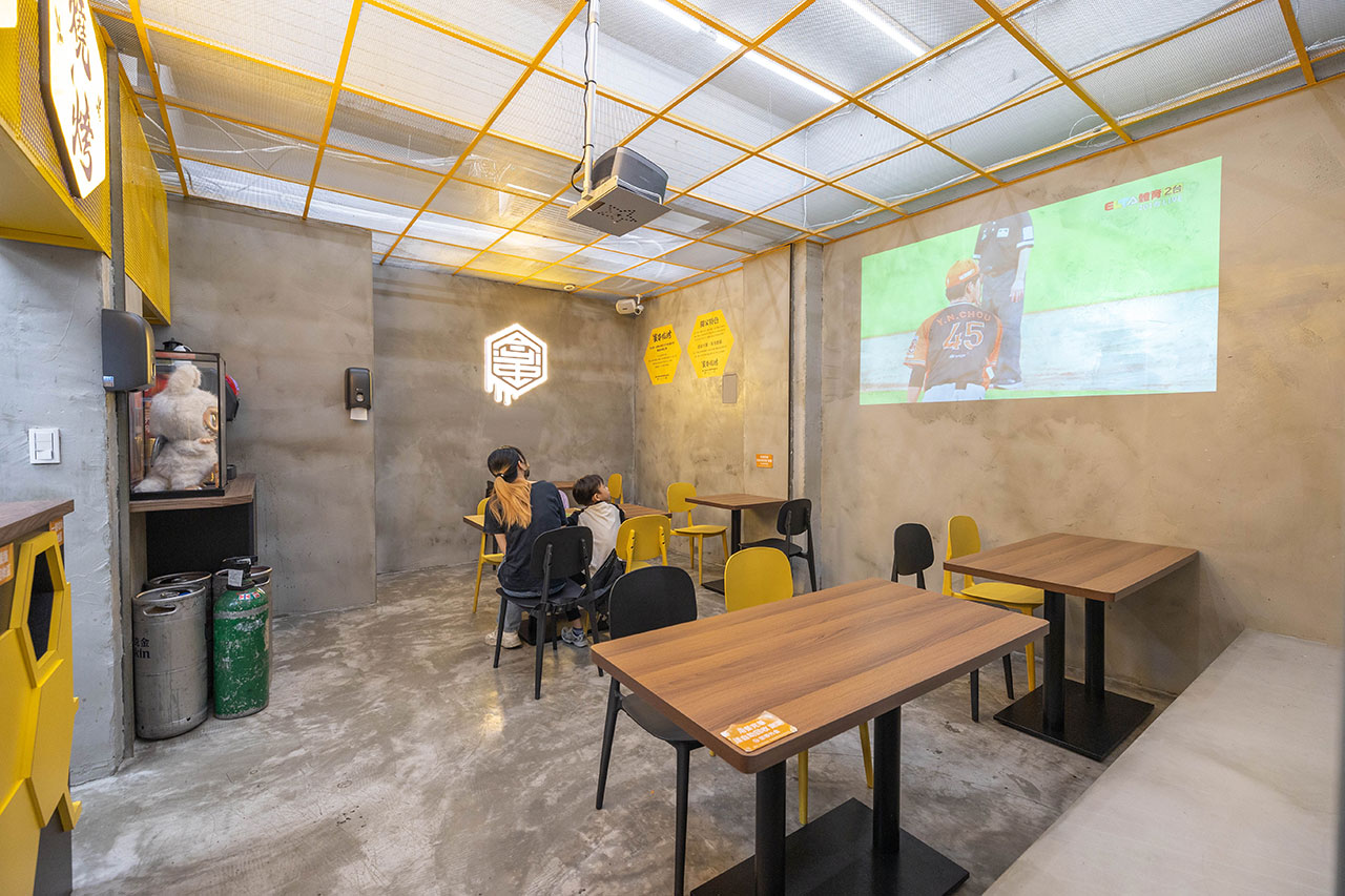 最新台中逢甲美食推薦！蜜醬燒烤｜號稱全台最便宜3公升啤酒柱，獨家百花蜜燒烤醬汁一吃上癮，巨大電視牆台中聚餐美食，台中宵夜美食推薦，2025逢甲居酒屋推薦