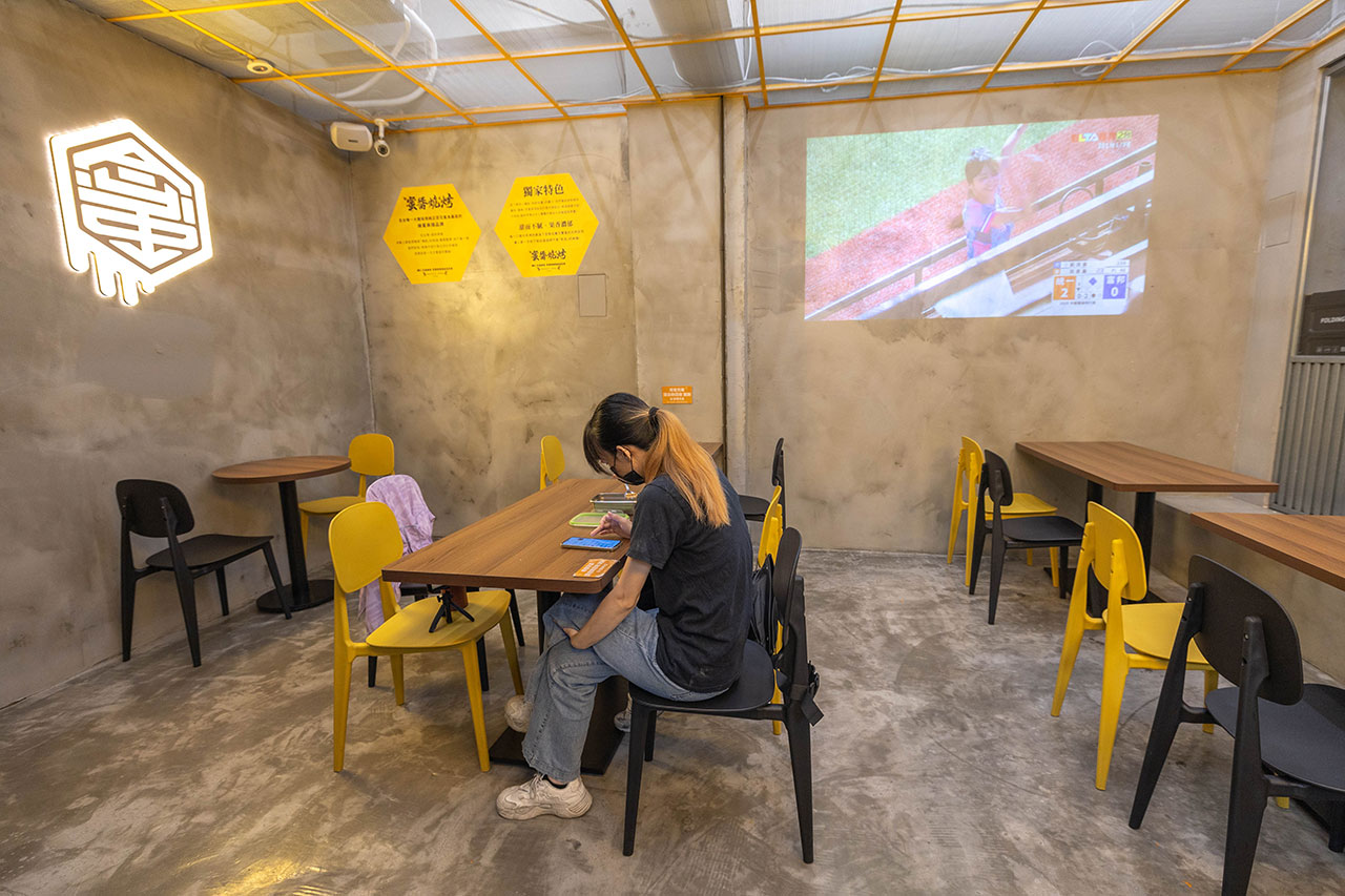 最新台中逢甲美食推薦！蜜醬燒烤｜號稱全台最便宜3公升啤酒柱，獨家百花蜜燒烤醬汁一吃上癮，巨大電視牆台中聚餐美食，台中宵夜美食推薦，2025逢甲居酒屋推薦