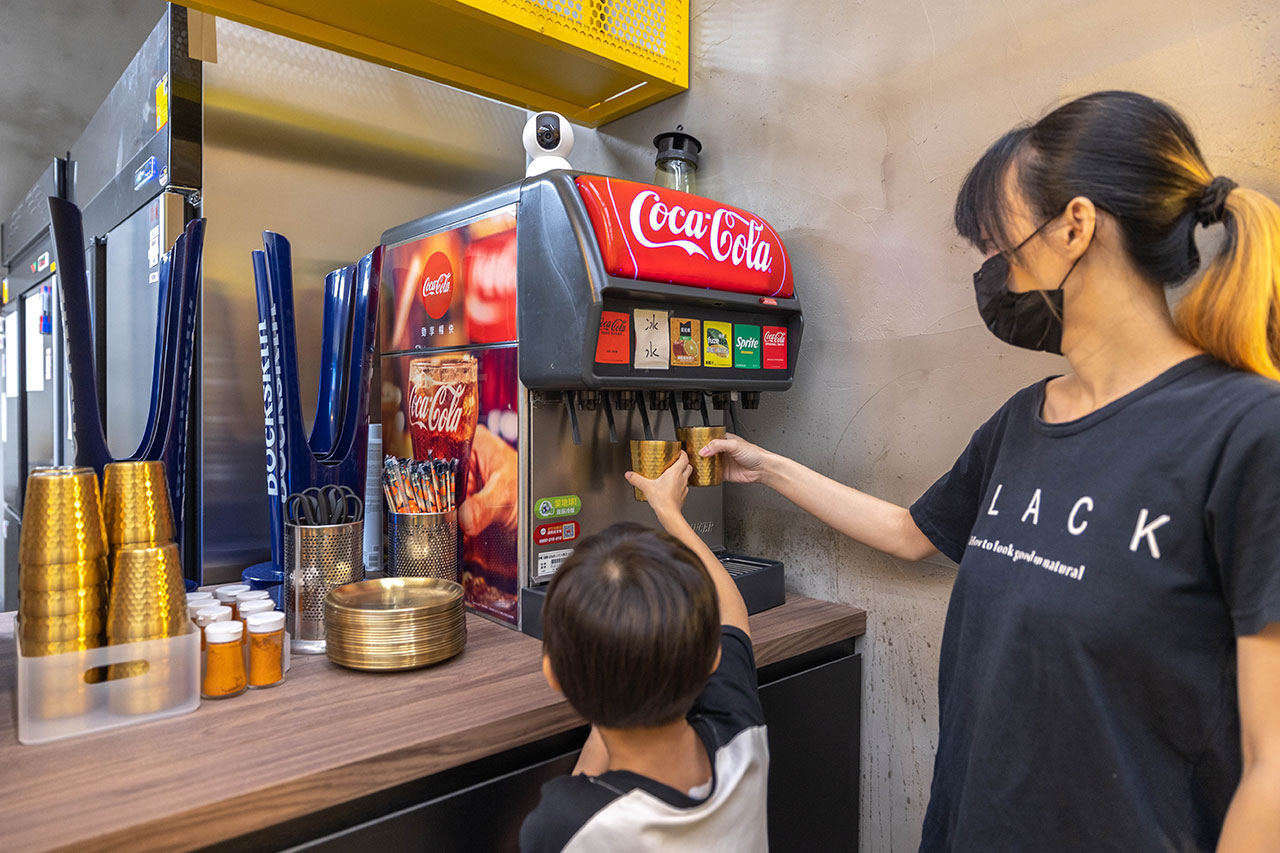 最新台中逢甲美食推薦！蜜醬燒烤｜號稱全台最便宜3公升啤酒柱，獨家百花蜜燒烤醬汁一吃上癮，巨大電視牆台中聚餐美食，台中宵夜美食推薦，2025逢甲居酒屋推薦