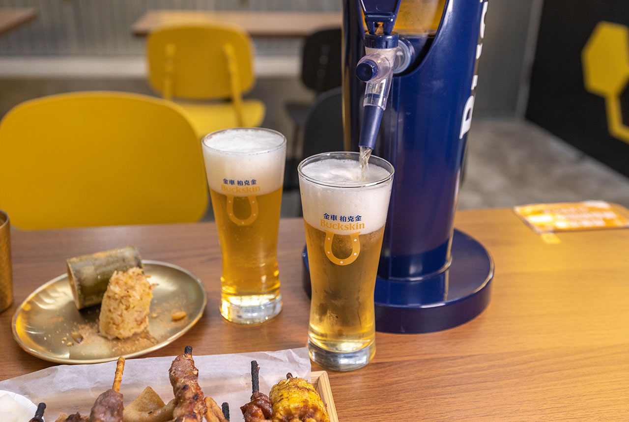 最新台中逢甲美食推薦！蜜醬燒烤｜號稱全台最便宜3公升啤酒柱，獨家百花蜜燒烤醬汁一吃上癮，巨大電視牆台中聚餐美食，台中宵夜美食推薦，2025逢甲居酒屋推薦