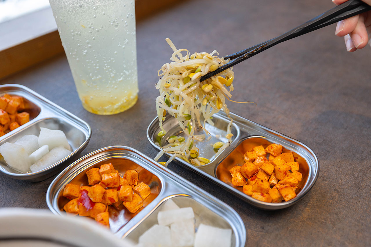 阿里郎食堂｜台中竟然有這間韓式麵店，比臉大牛小排加麵免費再送小菜！最新台中中科博館美食推薦，2025台中西區美食推薦