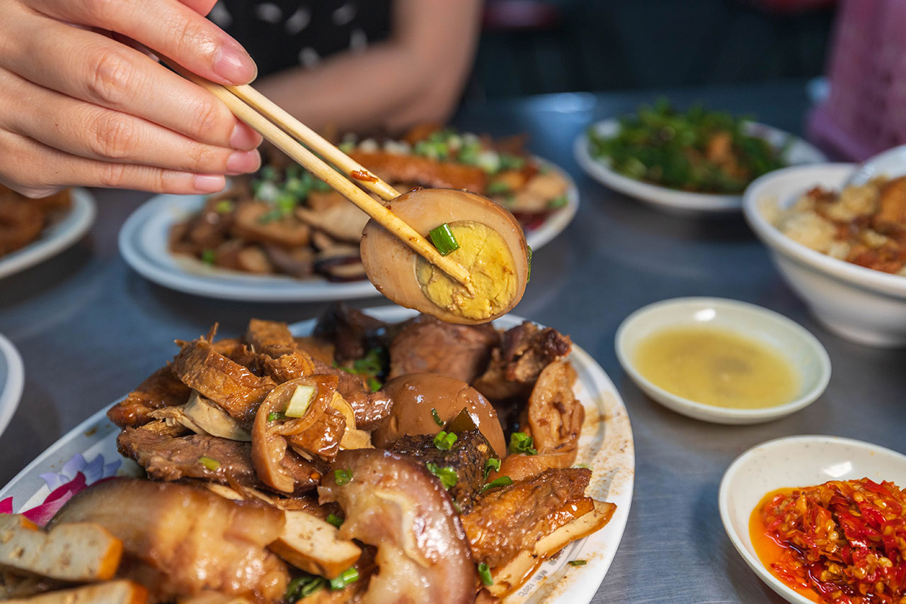 幸福麵館｜超便宜嘉義美食推薦，激推必吃秘醬滷味、特製麵條、比臉大雞排，2025嘉義人氣小吃推薦，太保宵夜美食推薦