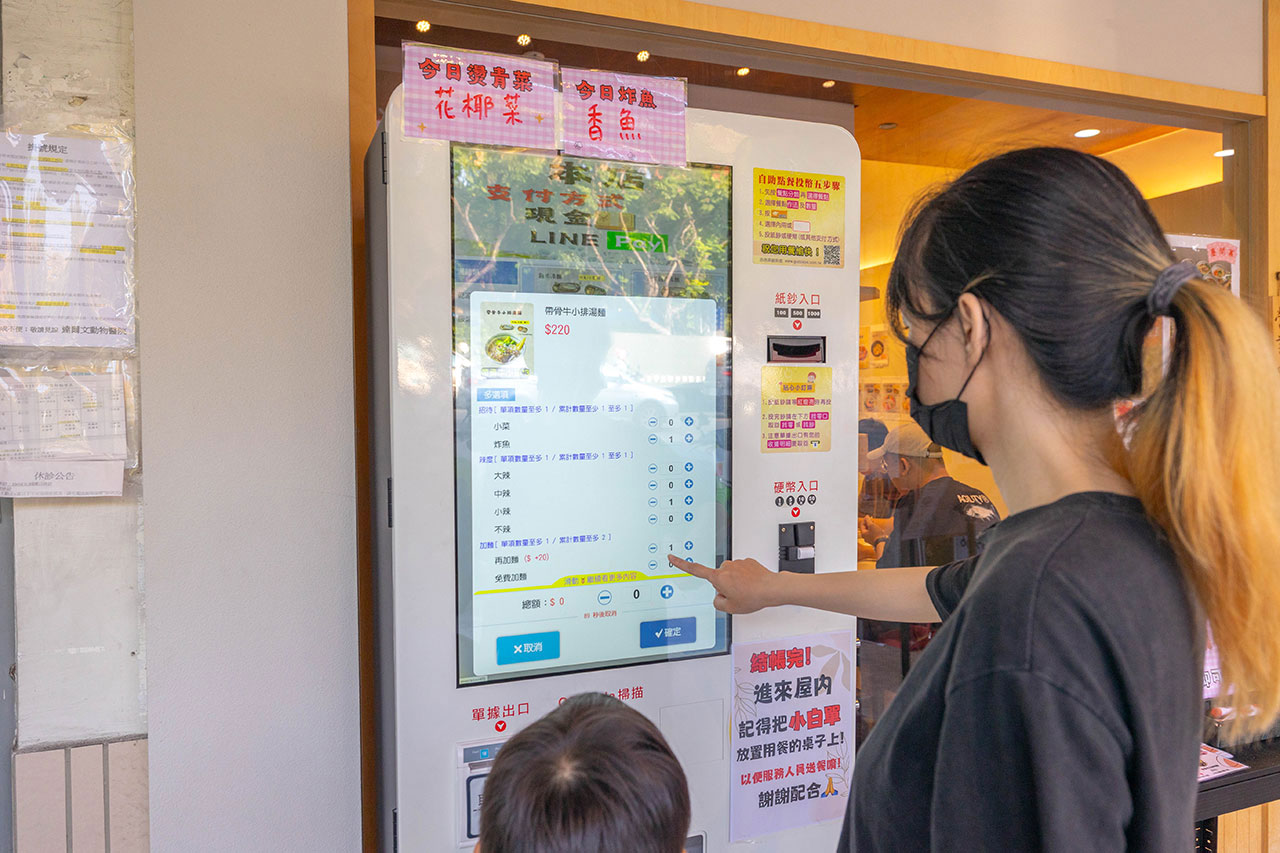 阿里郎食堂｜台中竟然有這間韓式麵店，比臉大牛小排加麵免費再送小菜！最新台中中科博館美食推薦，2025台中西區美食推薦